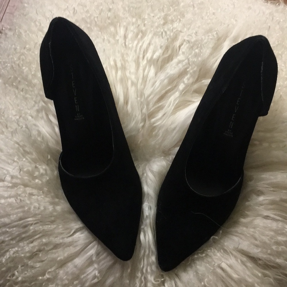 Black pumps